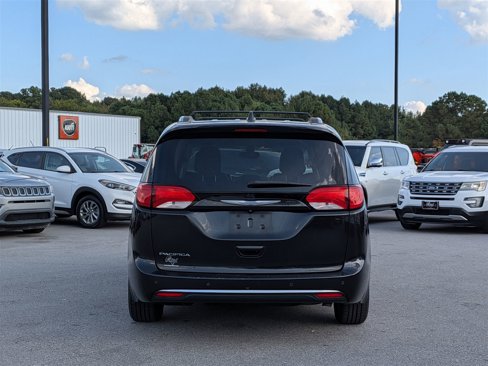 Used 2018 Chrysler Pacifica Touring-L image 4