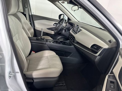 Certified 2025 Nissan Rogue SV image 28