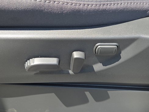 Used 2025 Nissan Frontier SV image 11