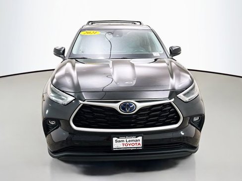 Used 2021 Toyota Highlander LE image 2