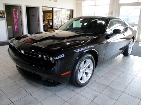 Used 2023 Dodge Challenger SXT image 3