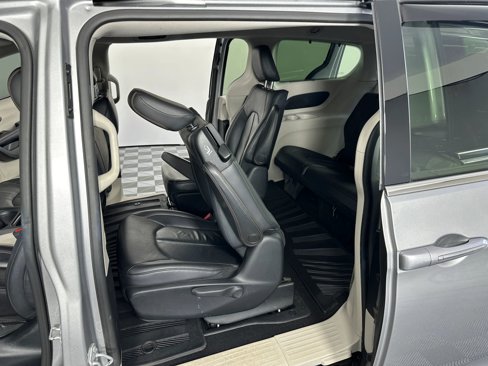 Used 2017 Chrysler Pacifica Premium image 32
