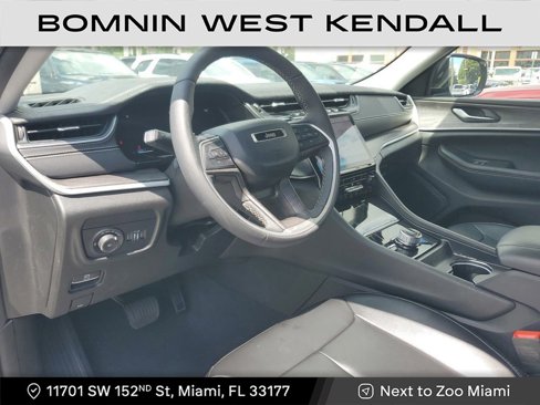 Used 2025 Jeep Grand Cherokee Limited w/ Black Appearance Package image 13