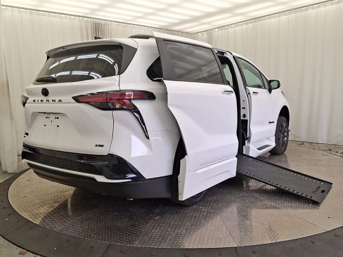 Used 2025 Toyota Sienna XSE image 31