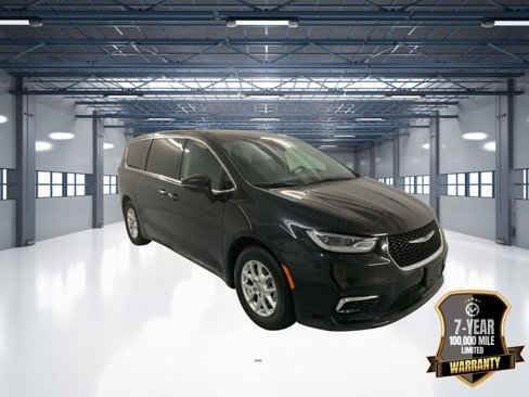 Used 2023 Chrysler Pacifica Touring-L image 2