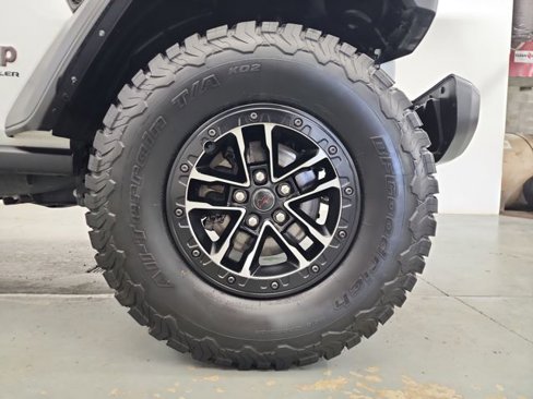 Used 2024 Jeep Wrangler Unlimited Rubicon w/ XTREMEE 35" Tire Package image 12