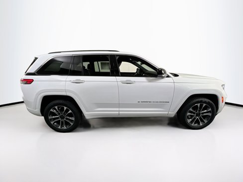 Used 2022 Jeep Grand Cherokee Overland w/ Luxury Tech Group IV image 4
