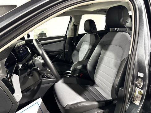 Used 2025 Volkswagen Jetta SE image 2