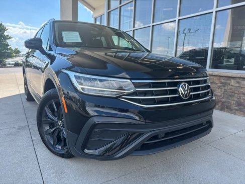 Used 2024 Volkswagen Tiguan SE image 1