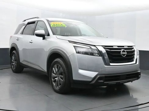 Used 2023 Nissan Pathfinder SV image 2