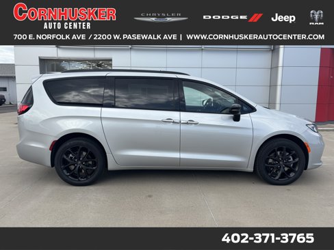 New 2026 Chrysler Pacifica Limited image 1