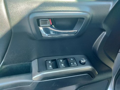 Used 2018 Toyota Tacoma TRD Sport image 15