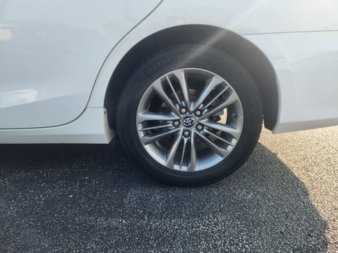 Used 2016 Toyota Camry LE image 9