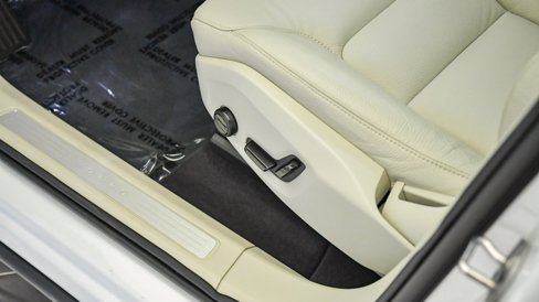 Certified 2025 Volvo XC60 T8 Plus w/ Protection Package Premier image 22