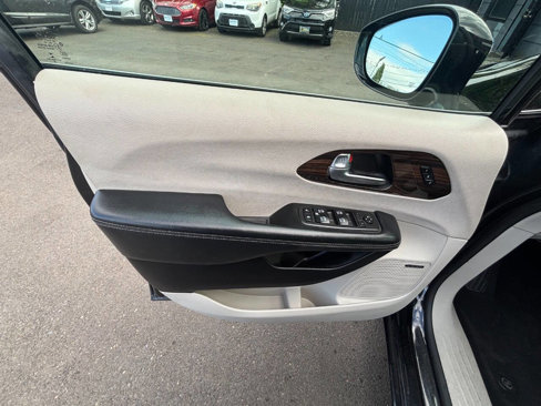 Used 2022 Chrysler Pacifica Limited image 9