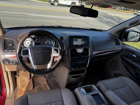Used 2015 Chrysler Town & Country Touring image 14