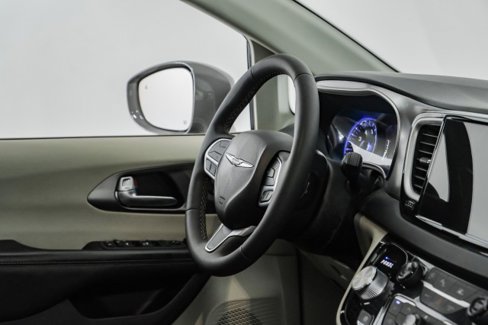 Used 2022 Chrysler Pacifica Touring-L image 11