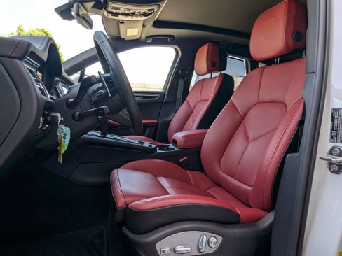 Certified 2025 Porsche Macan image 5