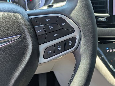 Used 2024 Chrysler Pacifica Touring-L image 16