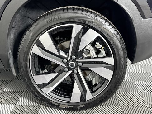 Used 2025 Volvo XC40 B5 Plus image 36