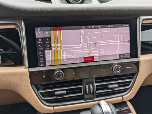 Certified 2025 Porsche Macan image 17