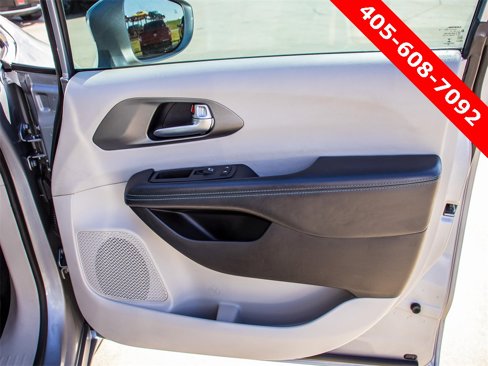 Used 2021 Chrysler Pacifica Touring-L image 16