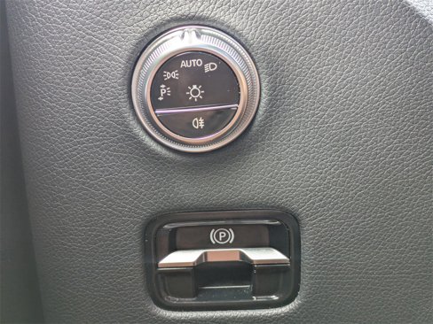 Used 2025 Mercedes-Benz GLC 300 4MATIC image 27