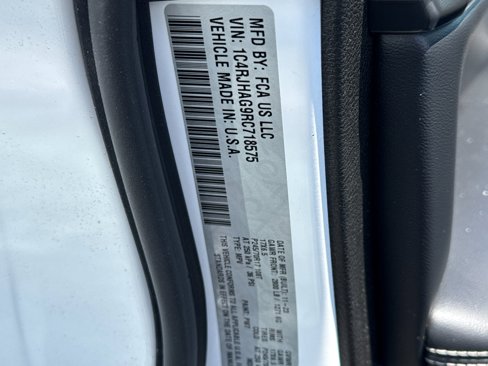 Used 2024 Jeep Grand Cherokee Laredo image 28