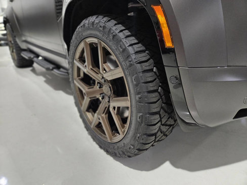 Used 2025 Land Rover Defender 110 image 80