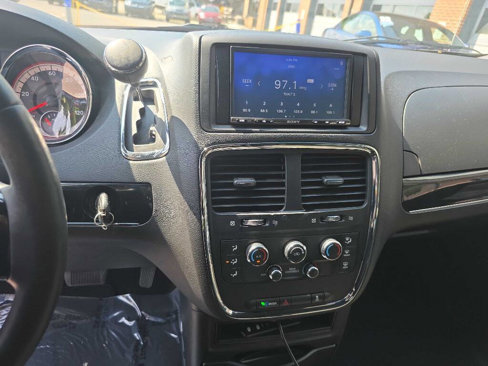 Used 2016 Dodge Grand Caravan SE image 2