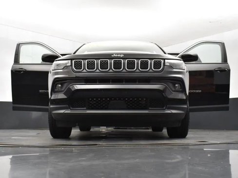 Used 2024 Jeep Compass Latitude image 11