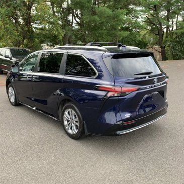 Used 2022 Toyota Sienna Platinum image 2