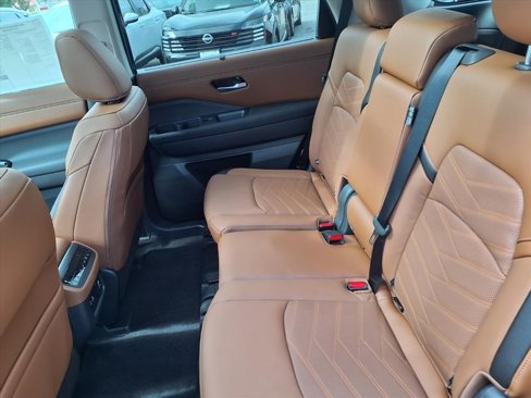 New 2025 Nissan Pathfinder Platinum image 8