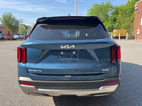 Certified 2025 Kia Sorento EX image 4