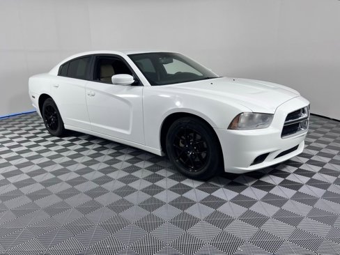 Used 2014 Dodge Charger SE w/ Connectivity Group image 2