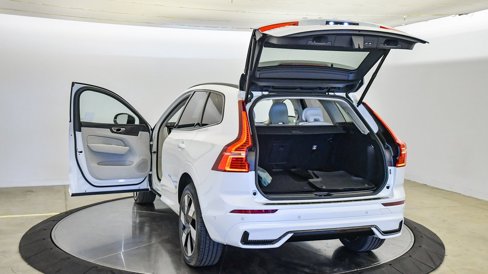 Certified 2025 Volvo XC60 T8 Plus w/ Protection Package Premier image 27