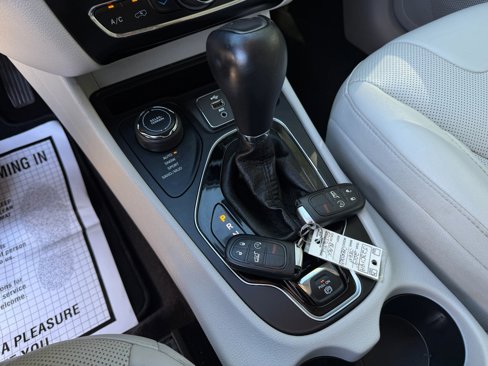Used 2019 Jeep Cherokee Limited image 18
