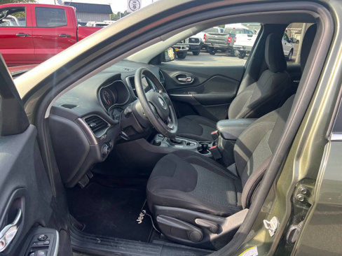 Used 2019 Jeep Cherokee Latitude w/ Popular Appearance Group image 9