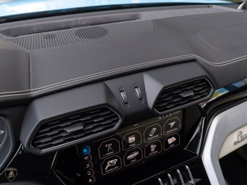 Used 2021 Lamborghini Urus image 21