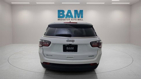 Used 2024 Jeep Compass Latitude image 32