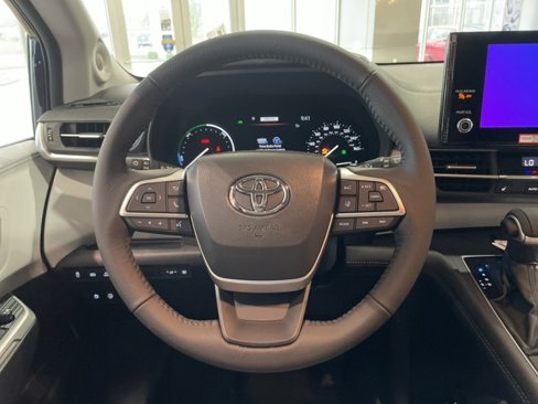 New 2025 Toyota Sienna XLE image 12