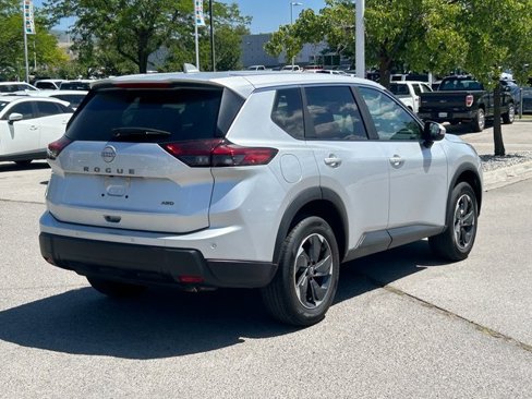 Used 2025 Nissan Rogue SV image 3