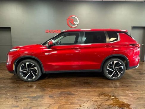 Used 2023 Mitsubishi Outlander SE image 2