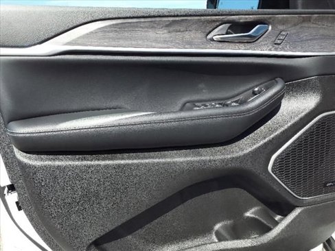 Used 2023 Jeep Grand Cherokee 4WD 4xe w/ Luxury Tech Group II image 11