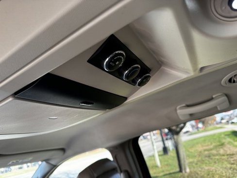 Used 2015 Chrysler Town & Country Touring image 12