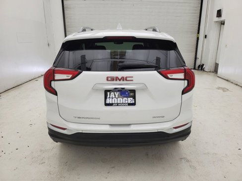 Used 2024 GMC Terrain SLT image 15