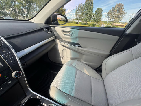 Used 2017 Toyota Camry SE image 16