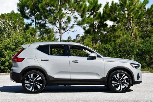 Used 2024 Volvo XC40 B5 Plus image 33