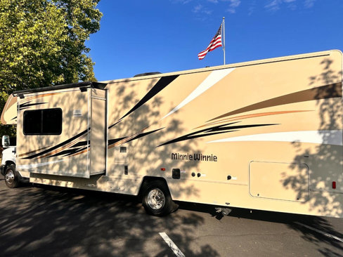 Used 2016 Ford E-450 and Econoline 450 Super Duty w/ Motorhome Prep Package image 7