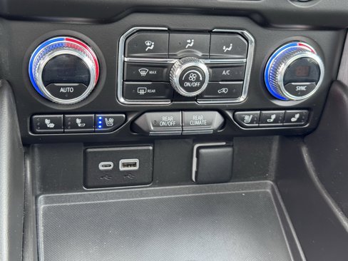 Used 2023 GMC Yukon XL SLT image 31